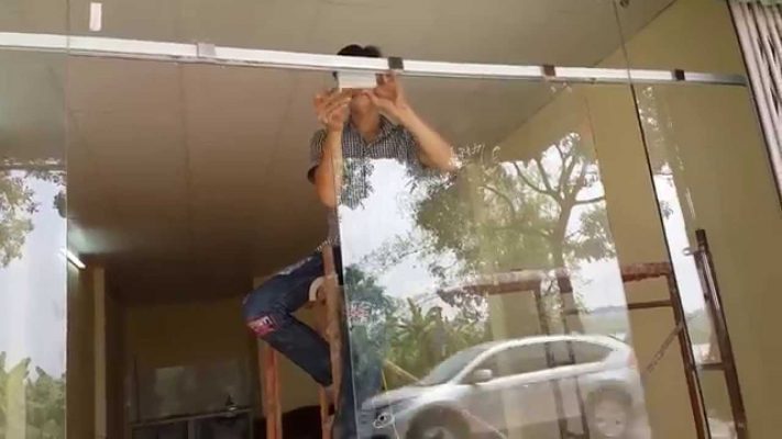 Khắc phục cửa kính lùa bị xệ bằng cách căn chỉnh bản lề Khắc phục cửa kính lùa bị xệ bằng cách căn chỉnh bản lề