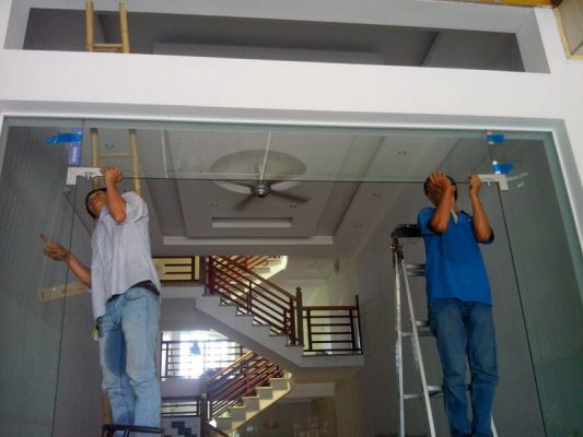 Thường xuyên vệ sinh thanh dẫn để lọa bỏ bụi bẩn giúp cửa tự động hoạt động ổn định Thường xuyên vệ sinh thanh dẫn để lọa bỏ bụi bẩn giúp cửa tự động hoạt động ổn định