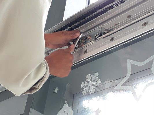 Siết chặt lại đai ốc và bulong, điều chỉnh các thông số kỹ thuật Siết chặt lại đai ốc và bulong, điều chỉnh các thông số kỹ thuật