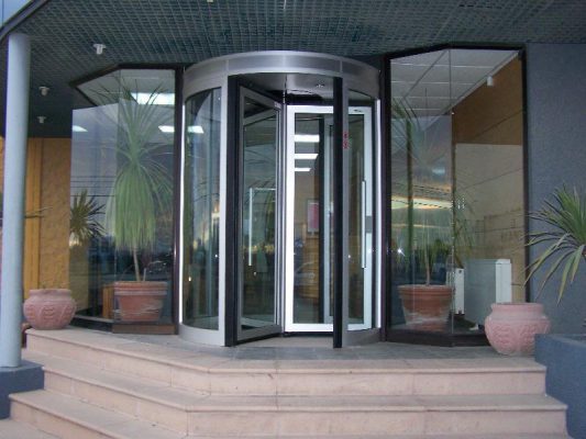 Cửa xoay mang lại giá trị sang trọng và hiện đại cho công trình Cửa xoay mang lại giá trị sang trọng và hiện đại cho công trình