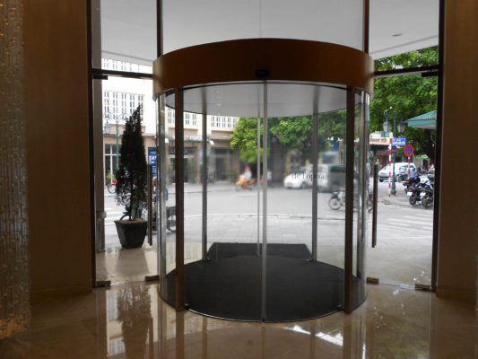 Mẫu cửa xoay trục giữa tại tiền sảnh của ngân hàng Mẫu cửa xoay trục giữa tại tiền sảnh của ngân hàng