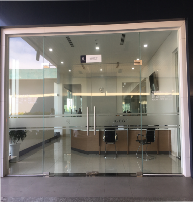 Mẫu cửa xoay hai chiều cường lực được sử dụng phổ biến ở ngân hàng Mẫu cửa xoay hai chiều cường lực được sử dụng phổ biến ở ngân hàng