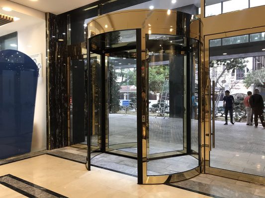 Không gian bên trong tách biệt với môi trường bên ngoài giúp hạn chế khói bụi và tiếng ồn Không gian bên trong tách biệt với môi trường bên ngoài giúp hạn chế khói bụi và tiếng ồn