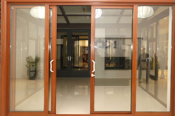 Mẫu cửa trượt xoay thiết kế mới nhất trong năm 2021 Mẫu cửa trượt xoay được thiết kế cách tân với chất liệu gỗ và kính cường lực