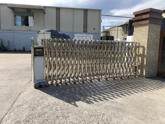 Giới thiệu về cổng xếp nhôm Ưu điểm việc sử dụng cổng xếp