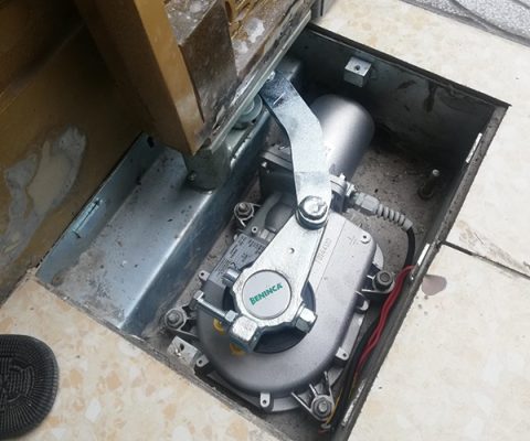 Cổng bị giật, kẹt mỗi khi đóng mở Cổng có hiện tượng giật, kẹt khi đóng mở